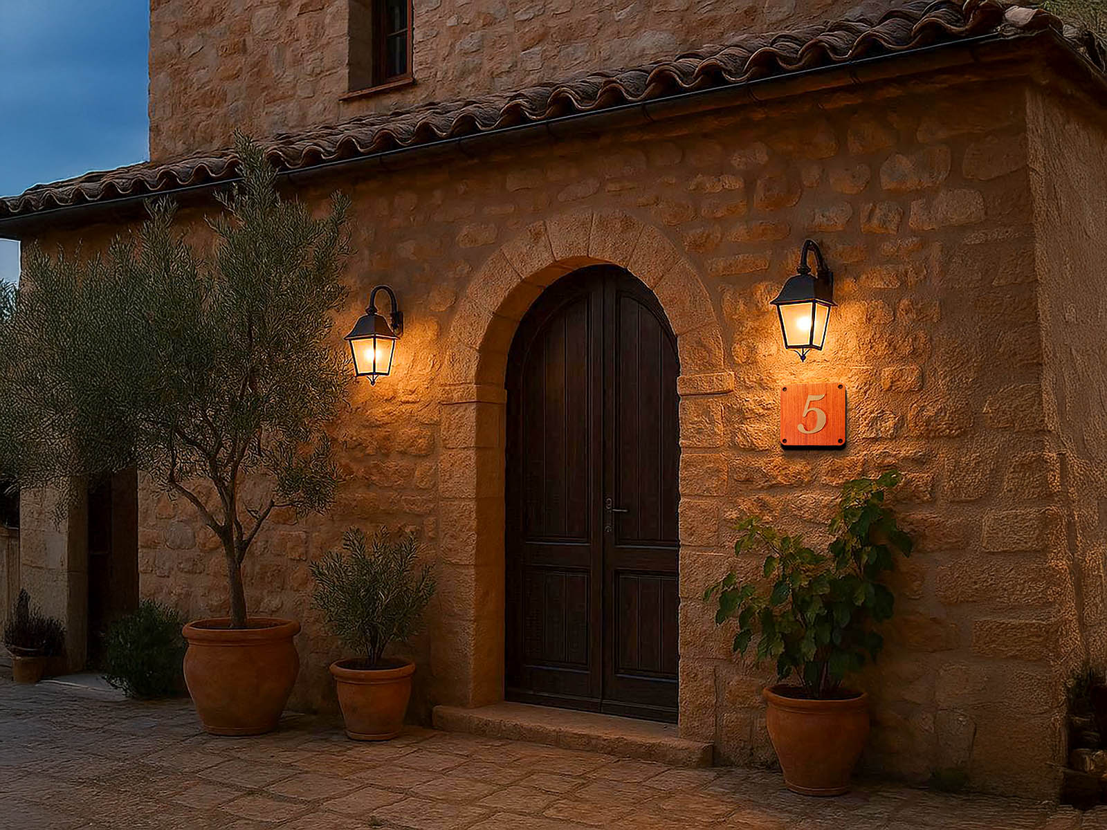 LED-huisnummerbord nummer 5 op mediterrane natuurstenen muur met warme avondverlichting.